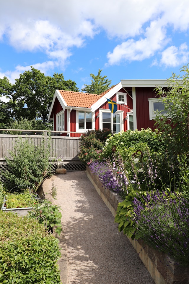 Klein rood houten huis in Zweedse bossen